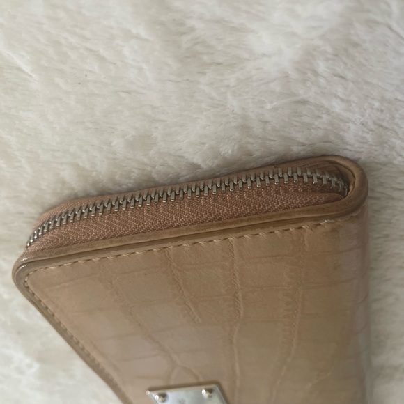 Michael Kors croc embossed Wallet GUC - Picture 7 of 11